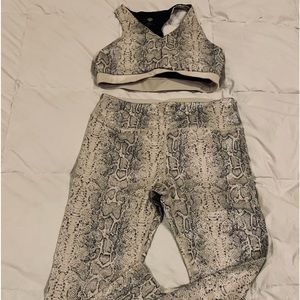 Noli NWOT 2 piece set. Safari blush workout top and pants